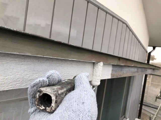 木部用下塗り材を霧除けに塗布